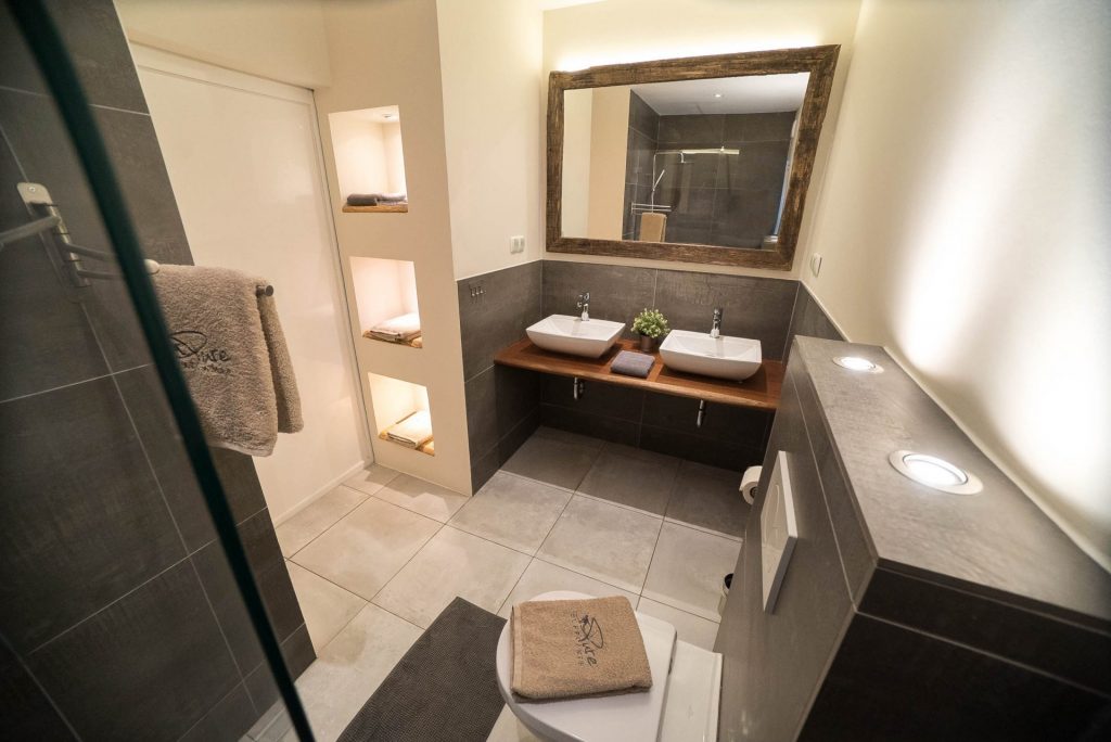 surf lodge portugal premium ensuite bath