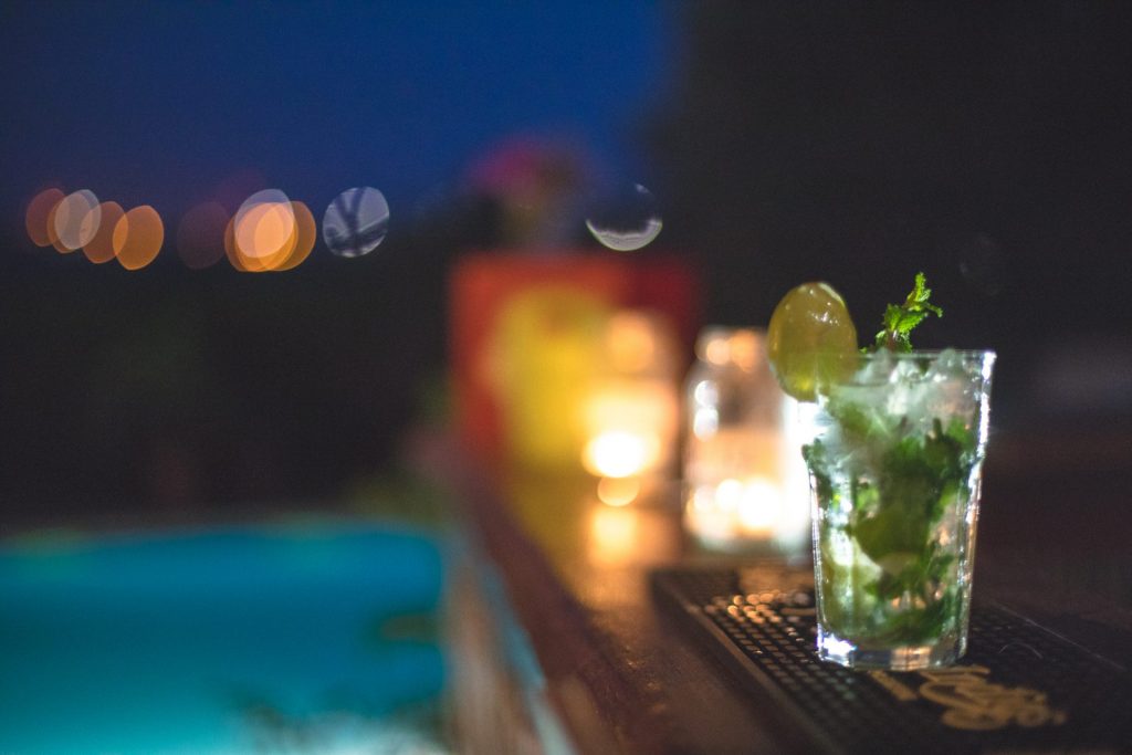 Surf Trip Portigal Algarve bar night