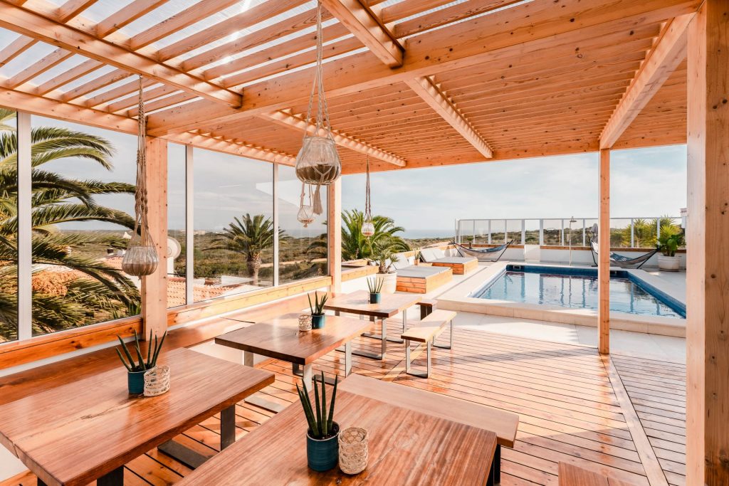 Die Pool Terrasse der Surflodge Portugal mit Ocean View